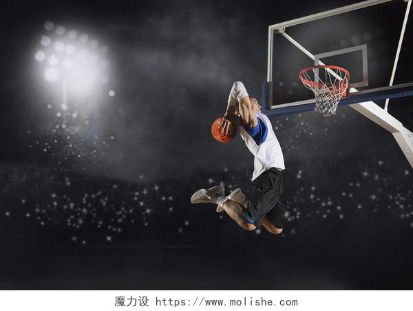 一位篮球运动员在投篮